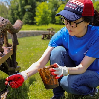 Linde employee paints a bench