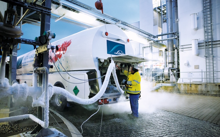 Linde driver filling nitrogen trailer