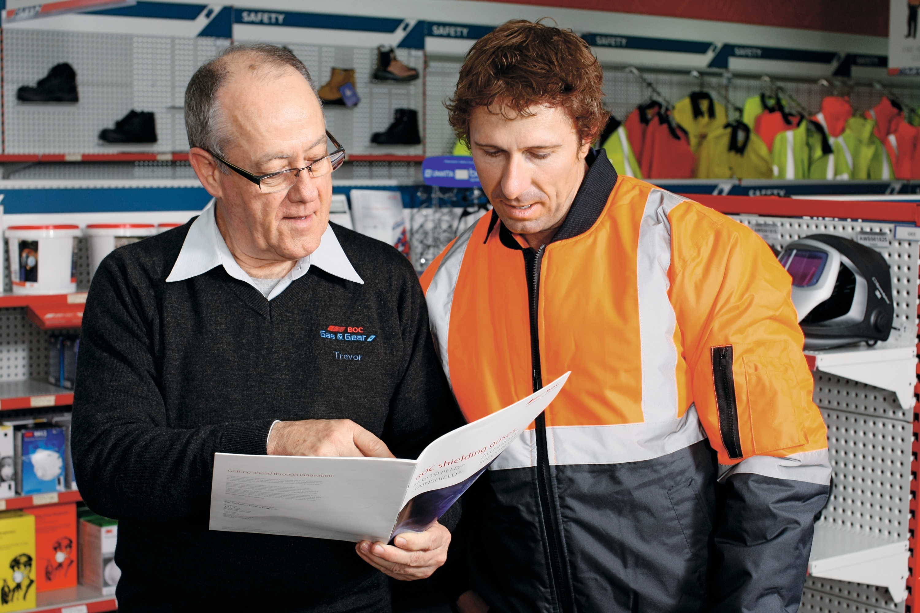 "A Linde salesperson having a conversation with a customer in a retail outlet."