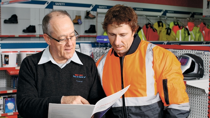 "A Linde salesperson having a conversation with a customer in a retail outlet."