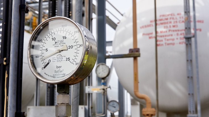 Product storage tank and pressure gauge