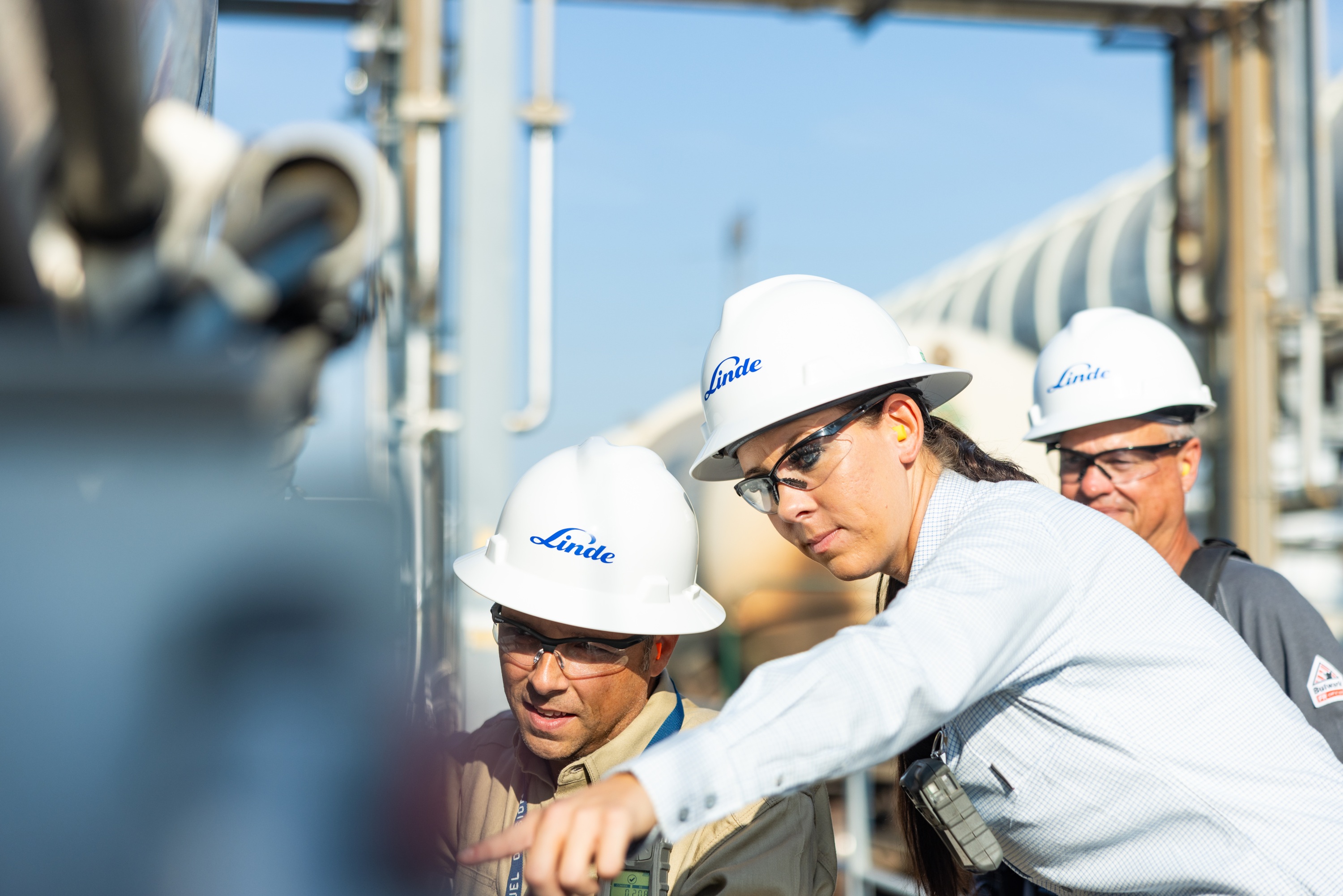 Linde engineers working together in a refinery complex
