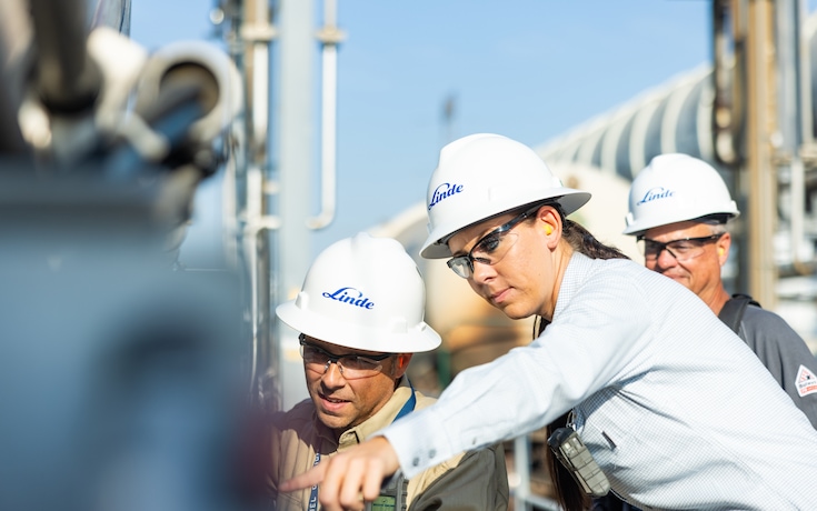 Linde engineers working together in a refinery complex