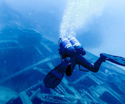 Commercial diving for shipwreck salvage