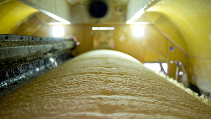 Oxygen bleaching of wood pulp