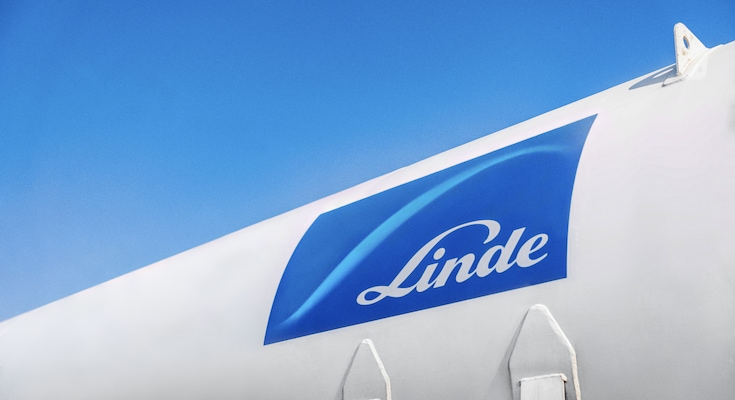 Hydrogen trailer with Linde logo, blue sky