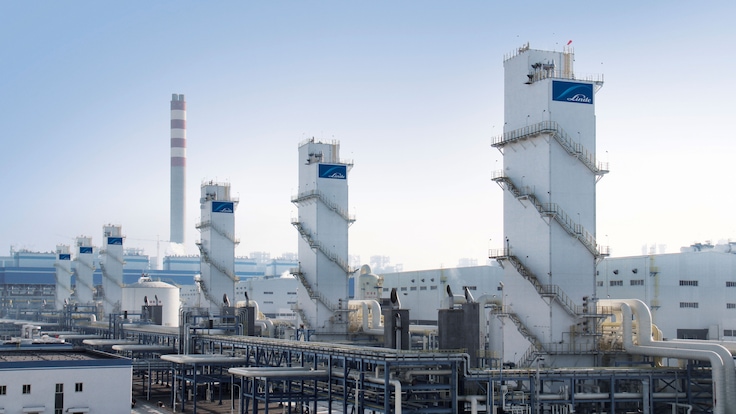 Linde Engineering designed 6 rectification coldboxes, with more than 2,000 tonnes of steel structure and with a capacity of 6x3,600 tonnes of Oxygen per day, for the Shenhua Ningxia Coal-to-Liquid Project, near Yinchuan City in China.