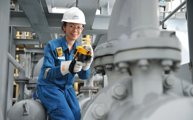 Ingenieurin mit Messgerät in der Hand