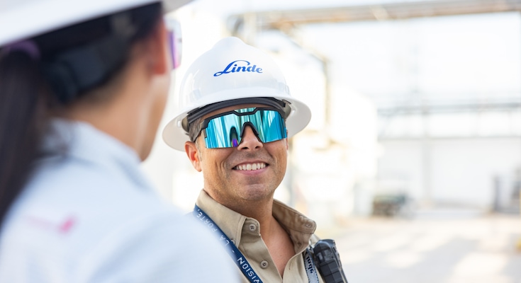 Linde employees at construction site.