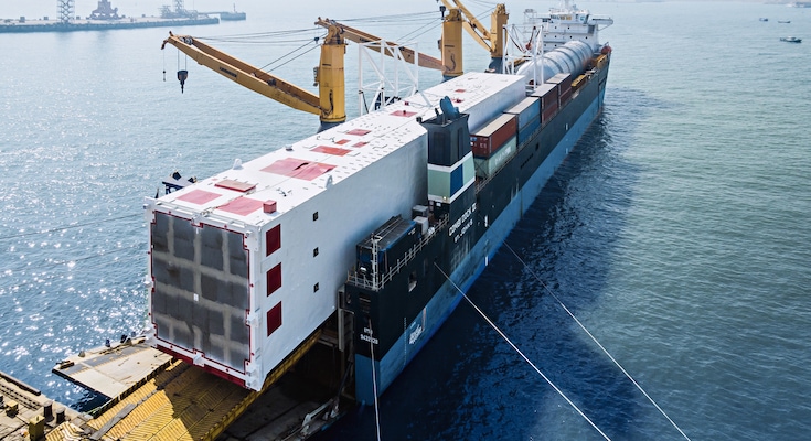 Delivery of world-largest cold box, built by Linde Engineering, with 800 tons of weight to Jamnagar, India.