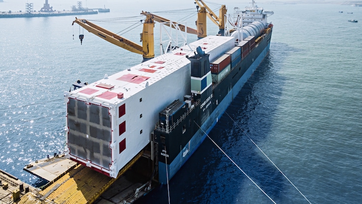 Linde delivers world's largest coldbox weighing 800 tons to Jamnagar via ship.