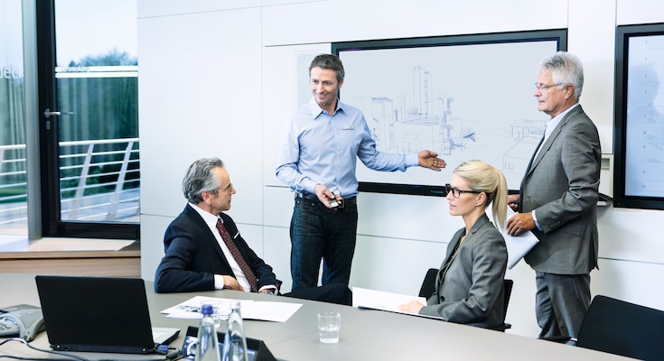 Linde engineer is presenting a model of an air separation plant.