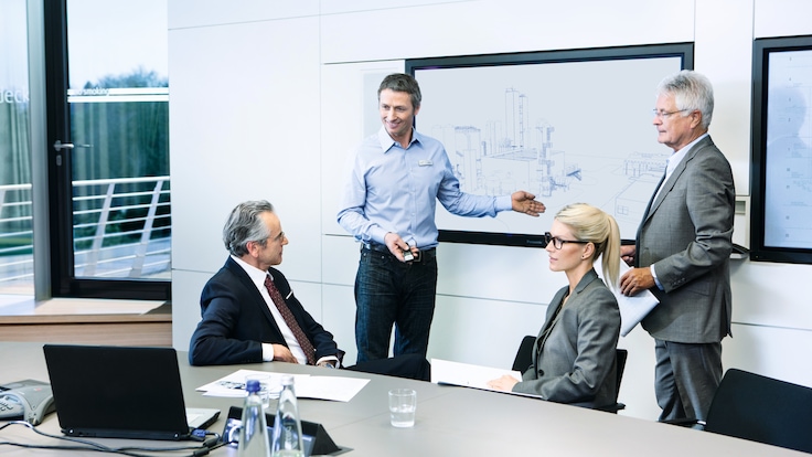 Linde PLANTSERV, consulting and training, Linde consultants in a training meeting