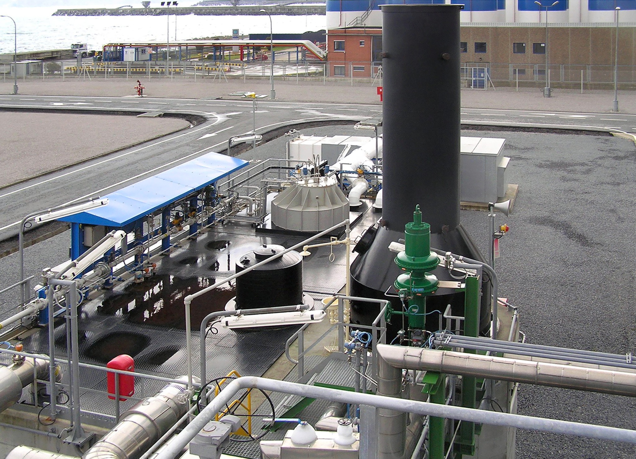 Submerged combustion vaporizers