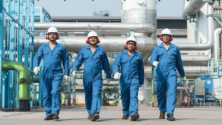 Alt Text	Linde PLANTSERV, operational support, Linde employees walking at a plant