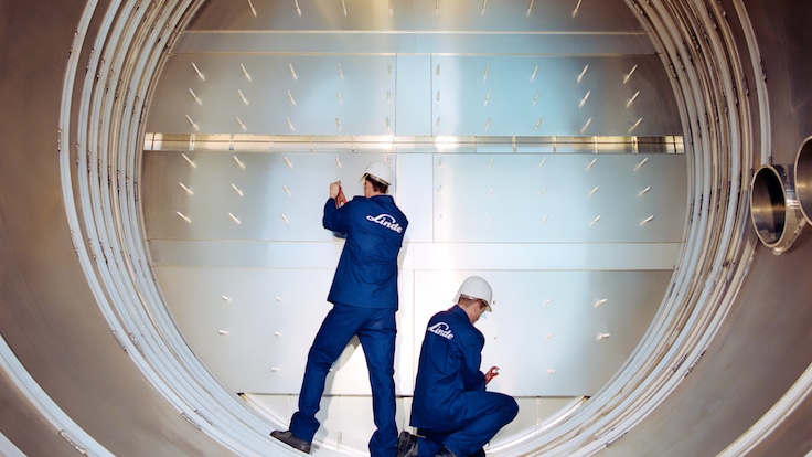 Men at work in column, Sieve tray column, Schalchen plant
