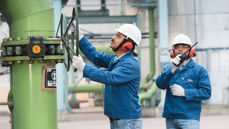 Linde PLANTSERV reliabilty, maintenance, repairs, emergencies, Linde engineers controlling at a plant