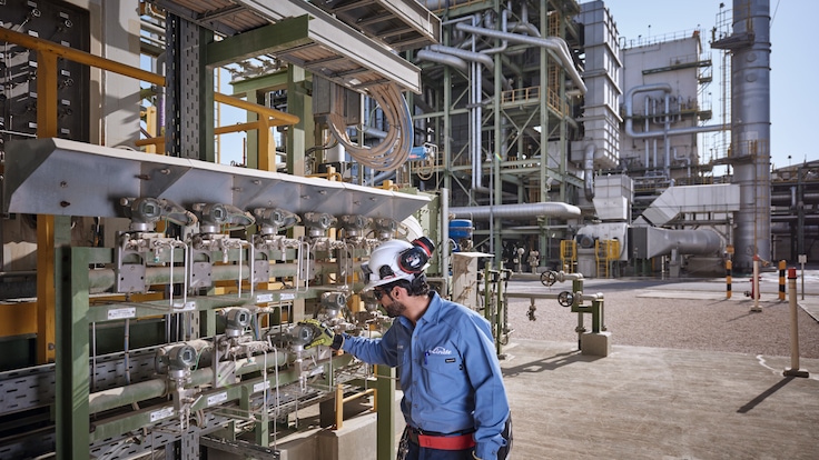 Linde PLANTSERV reliability, maintenance, repairs, emergencies, Linde engineer controlling at a Hydrogen and Synthesis gas plant, Al Jubail, Saudi Arabia.