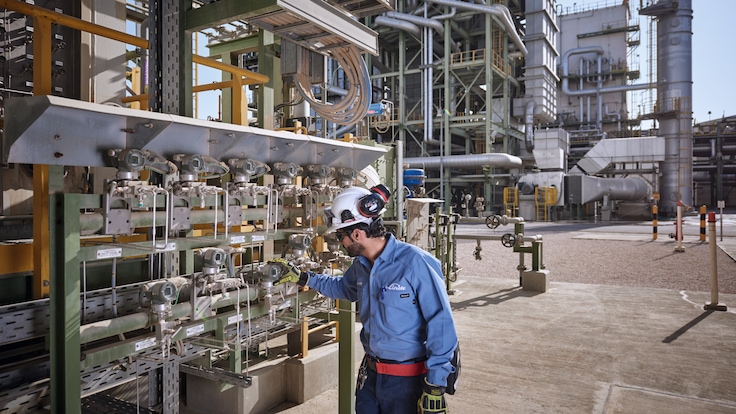 Synthesis gas plant with operator