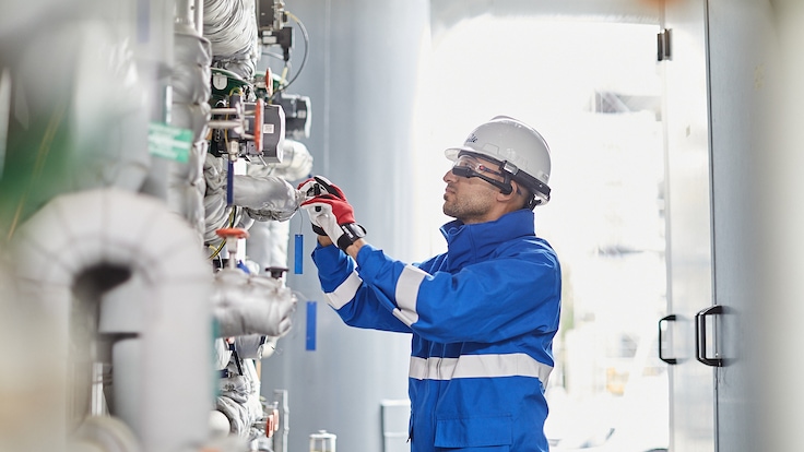 PLANTSERV Man working with LindeGo glasses