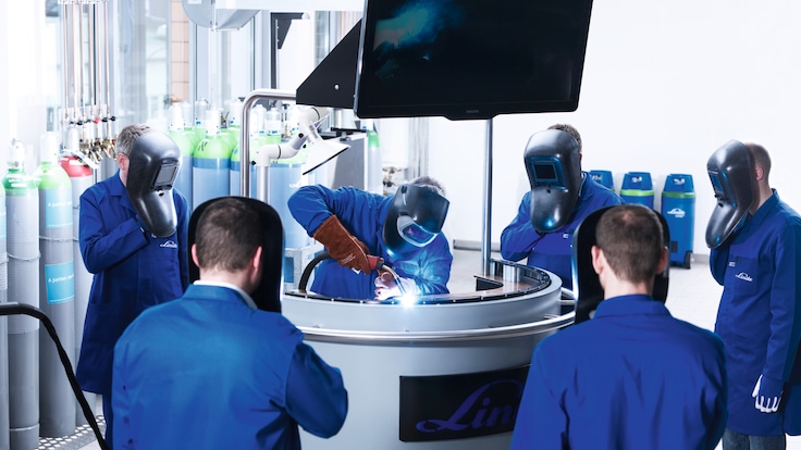 Linde PLANTSERV, consulting and training MIG/MAG welder at work. Training situation.