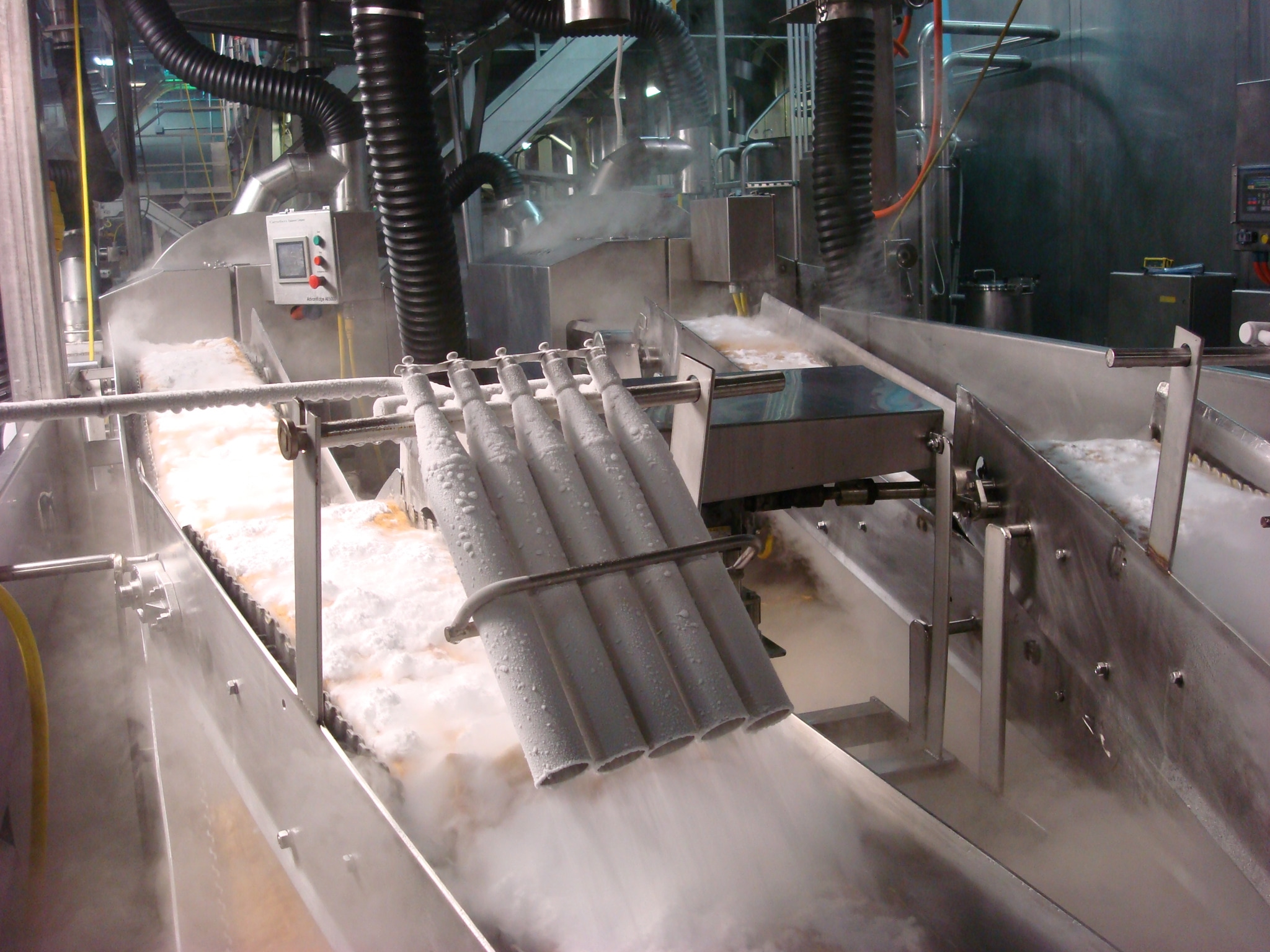 Cooked product cooled on conveyer with CO2 snow