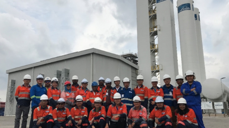 Linde Plant Relocation The international team at the new location in Malaysia after the plant relocation of an air separation unit (ASU) from China (LINDE PLANTSERV).