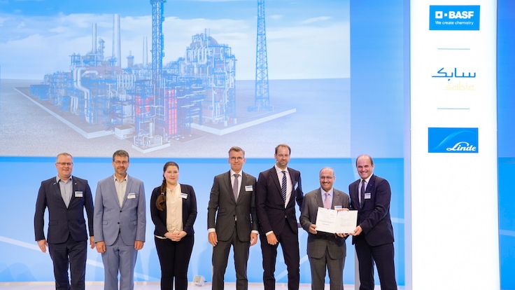 On Stage: Sinischa Horvat, Chairman of the Works Council BASF SE, Dr. Bernd Wenzel, Manager of the Competence Centre on Climate Change Mitigation in Energy-Intensive Industries (KEI), Viktoria Metzler, Funding KEI, Jürgen Nowicki, Executive Vice President Linde plc and CEO of Linde Engineering, Dr. Axel Bree from the Federal Ministry for Economic Affairs and Climate Action, Yousef Al-Benyan, Vice-Chairman and CEO of SABIC and Dr. Martin Brudermüller, Chairman of the Board of Executive Directors of BASF SE at the handover of the BASF funding notification under the “Decarbonization in Industry” program for the electrification of the steam cracker in Ludwigshafen.