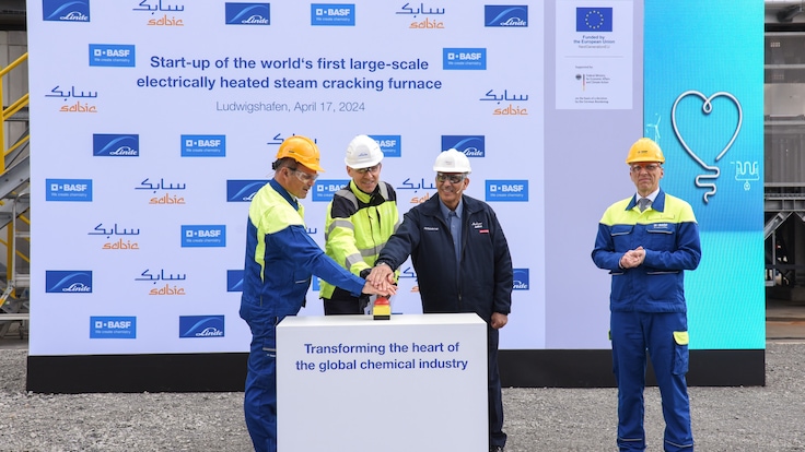 In the eFurnace demonstration plant, two heating concepts are being tested in parallel: direct heating, where the electric current is directly supplied to the process pipes inside the reactor, and indirect heating, using radiant heat from heating elements surrounding the pipes. Copyright: BASF