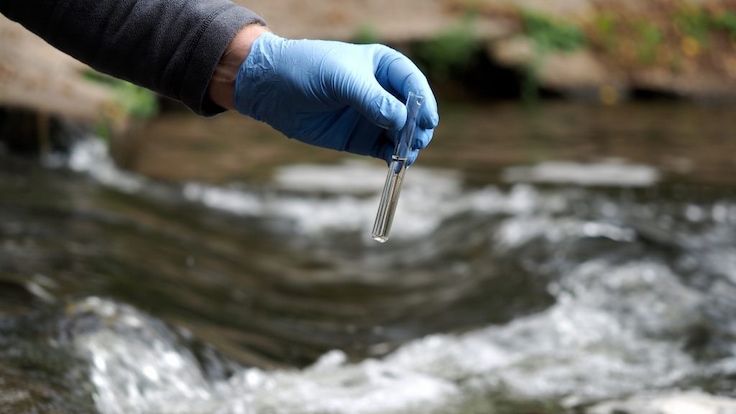 Testing water for pH level