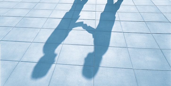 zakenmannen schudden handen