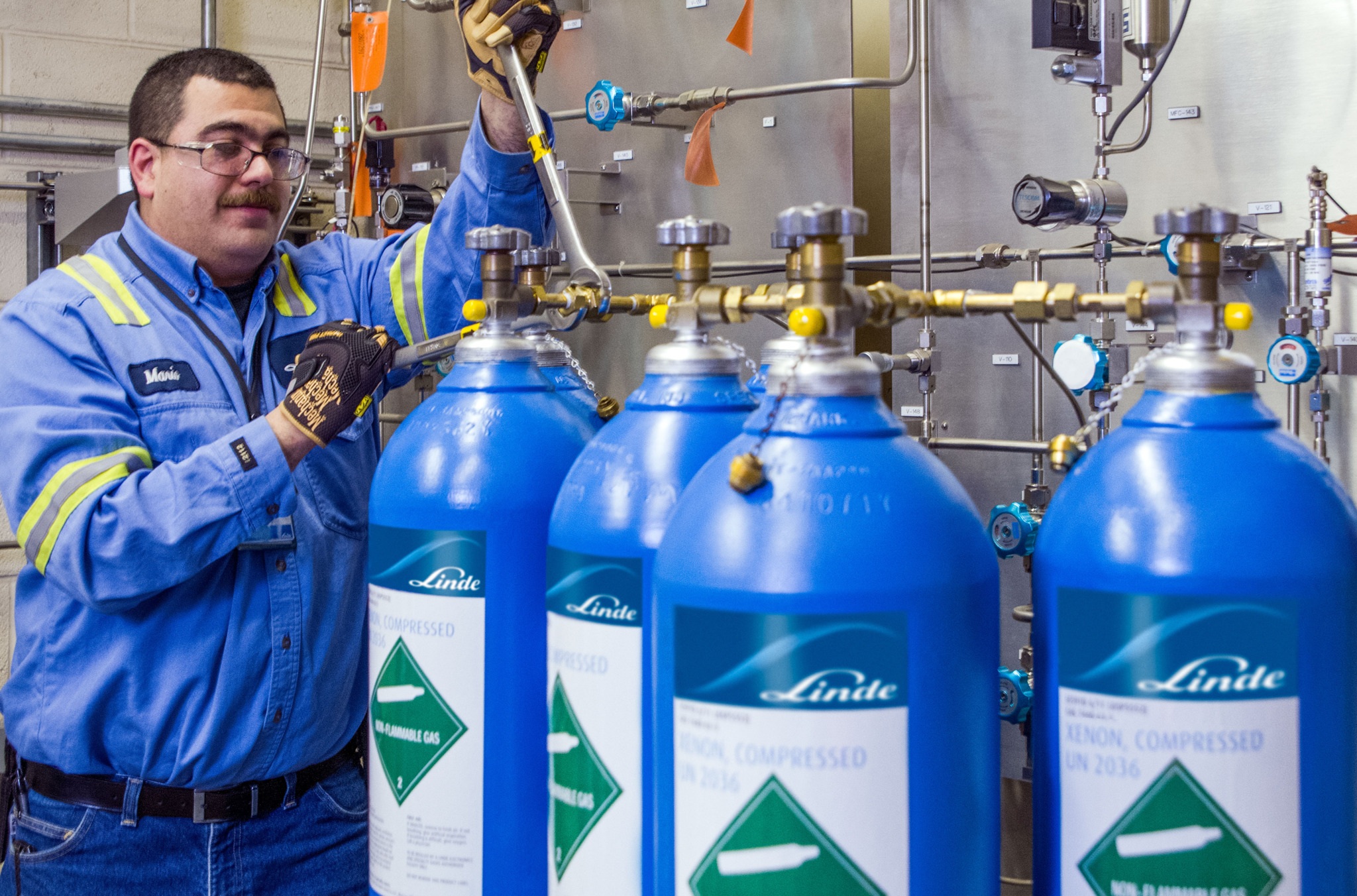 Operator connecting Xenon cylinders