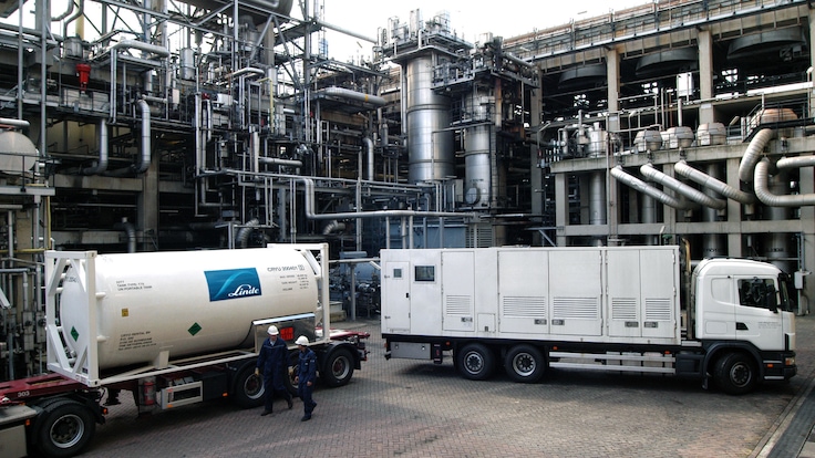 Linde Nitrogen Services delivers Nitrogen to a refinery from a large tank.