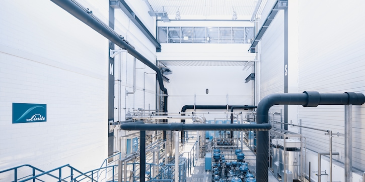 Coldbox hall of helium refrigeration system