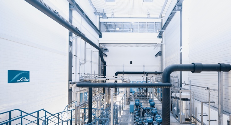 Coldbox hall of helium refrigeration system