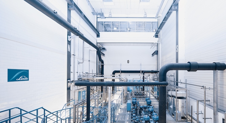 Coldbox hall of helium refrigeration system