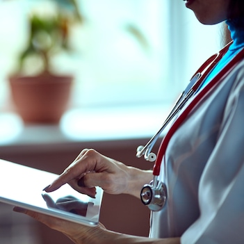 professionnel de la santé utilisant une tablette
