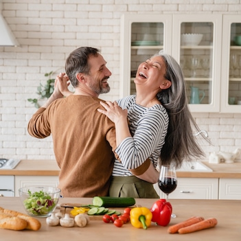 couple dansant dans la cuisine