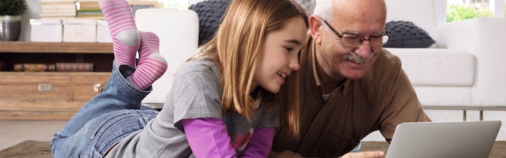 grand père et petite fille passent du temps ensemble