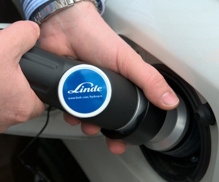 Hydrogen fueling nozzle with Linde logo