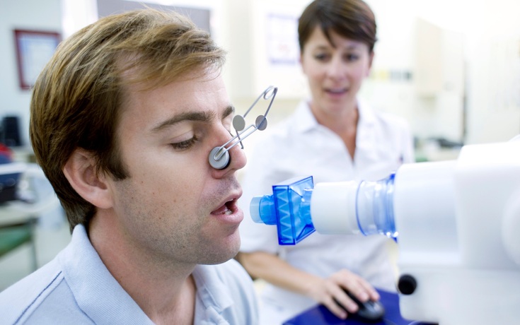 Patient utilisant le gaz de test pulmonaire