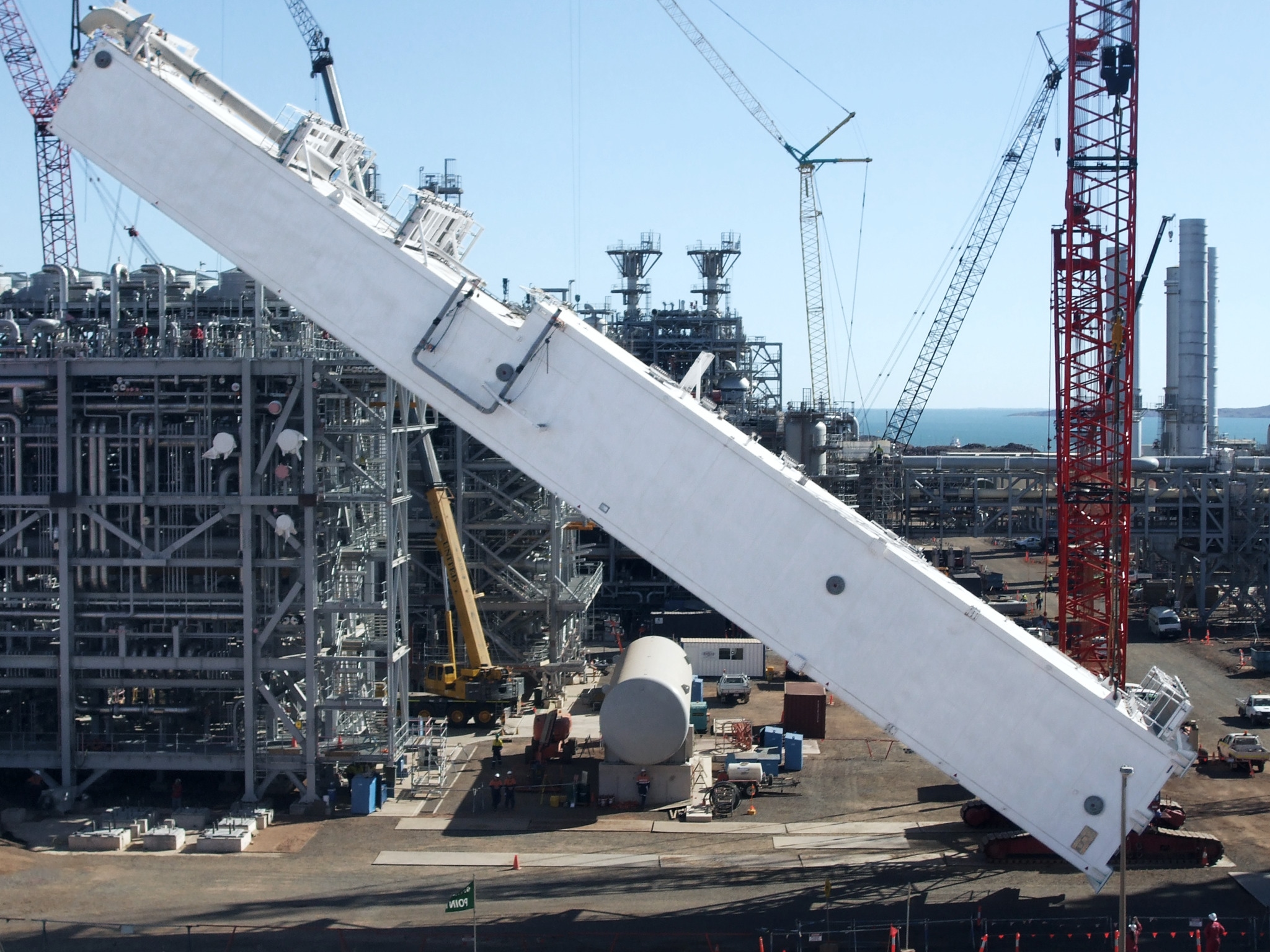 Erection of NRU coldbox at Karratha construction site (Western Australia)
