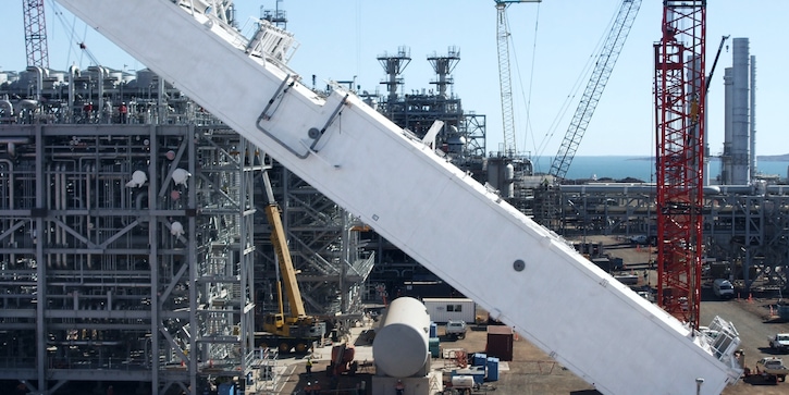 Erection of NRU coldbox at Karratha construction site (Western Australia)