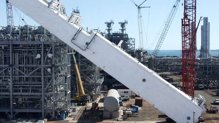 Erection of NRU coldbox at Karratha construction site (Pluto LNG project, Western Australia)