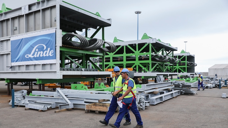 Modularized design for an ethylene cracking furnace.