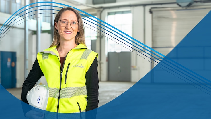 Ingenieurin mit Helm unter dem Arm