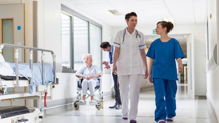 Angestellte und Patienten in einem Krankenhaus