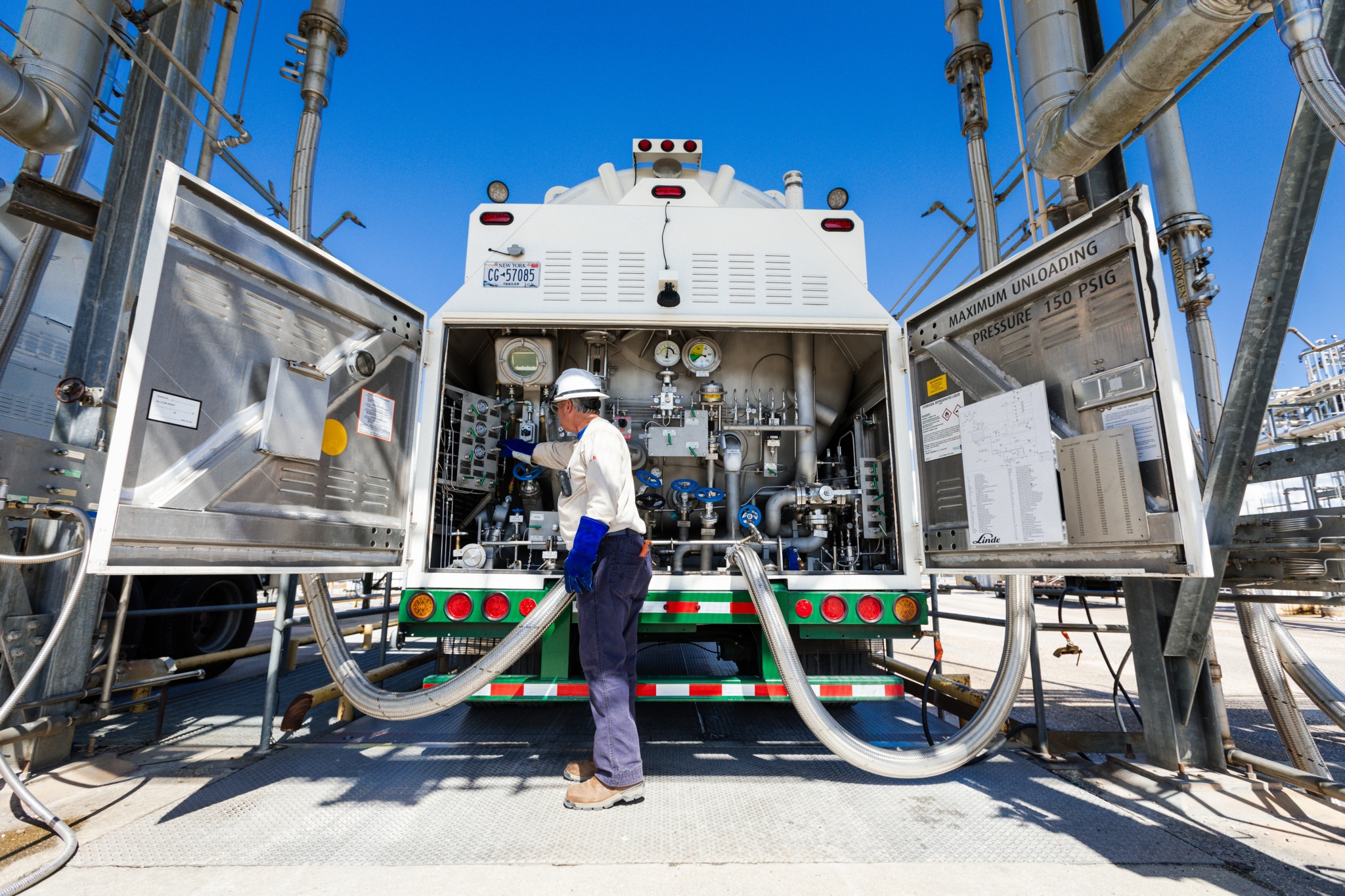 Hydrogen delivery vehicle