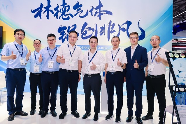 JJB电竞與華峰鋁業代表在2024年中國國際鋁工業展覽會